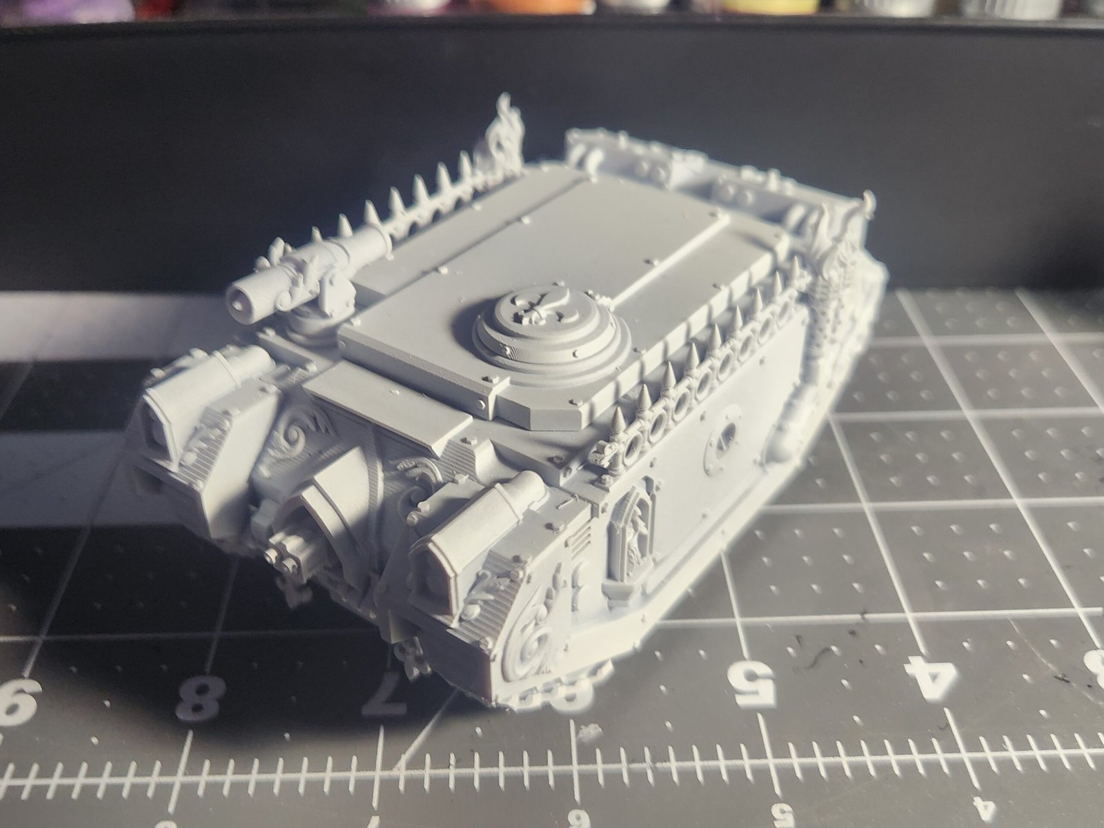 Miniatura del tanque Castigador o rhino Adepta Sororitas pintada para Warhammer 40K Vista de lado