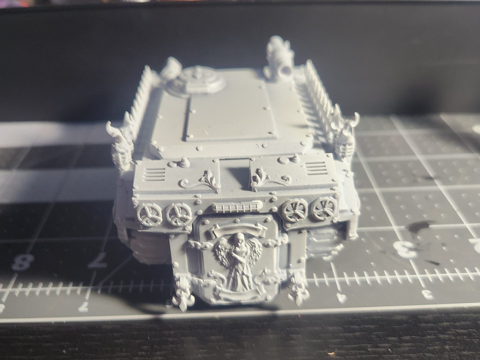 Miniatura del tanque Castigador o rhino Adepta Sororitas pintada para Warhammer 40K Vista trasera