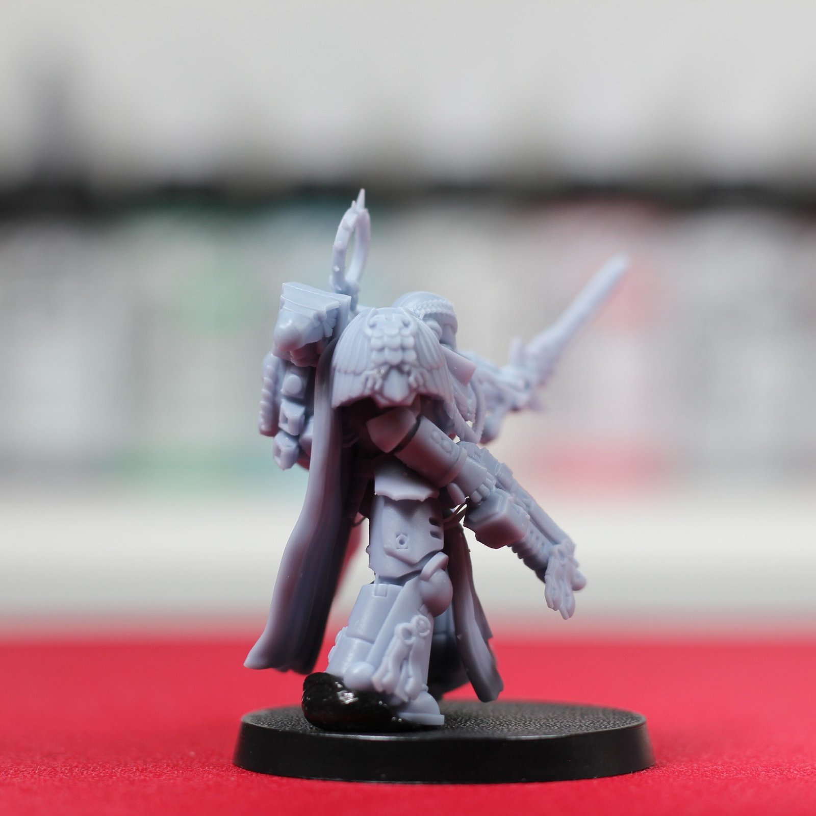 Campeón del Emperador Black Templars con espada negra y armadura cruzada