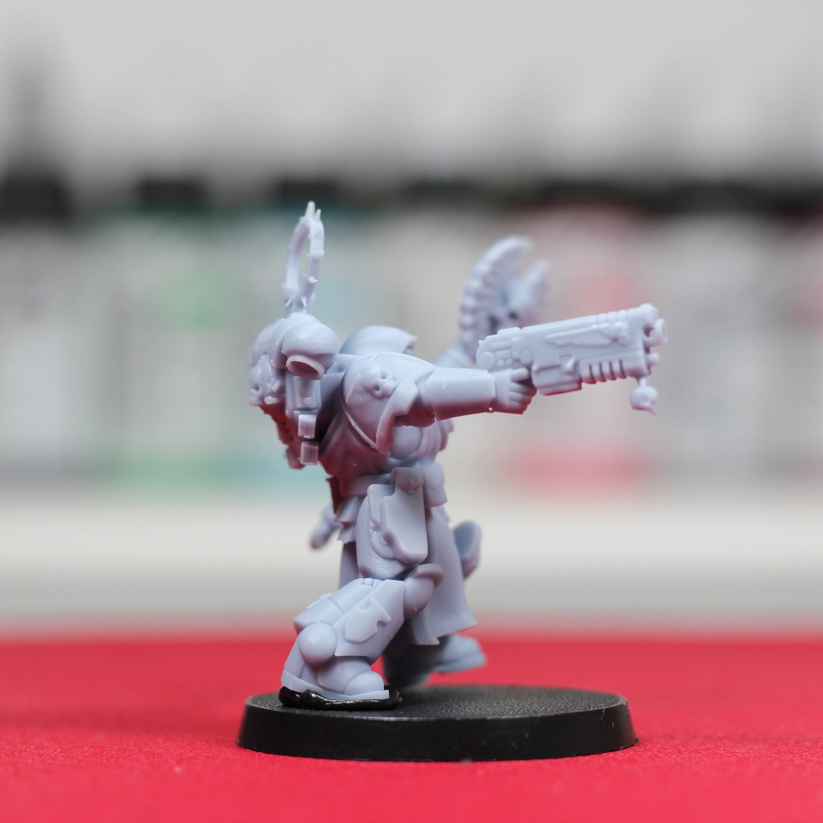 Capellán Space Marine con crozius arcanum y armadura negra