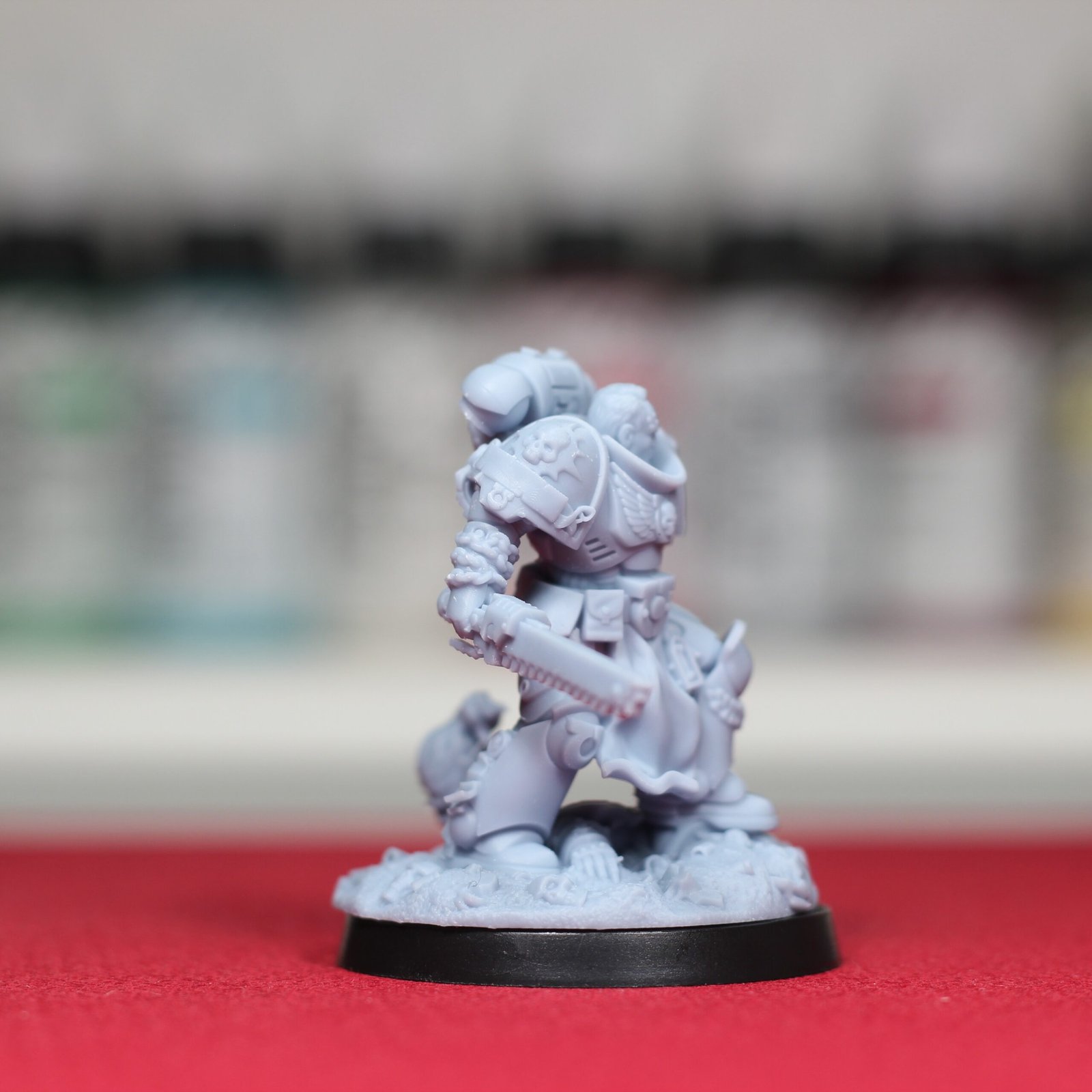 Héroe Space Marine Capitán Titus con armadura azul Ultramarine