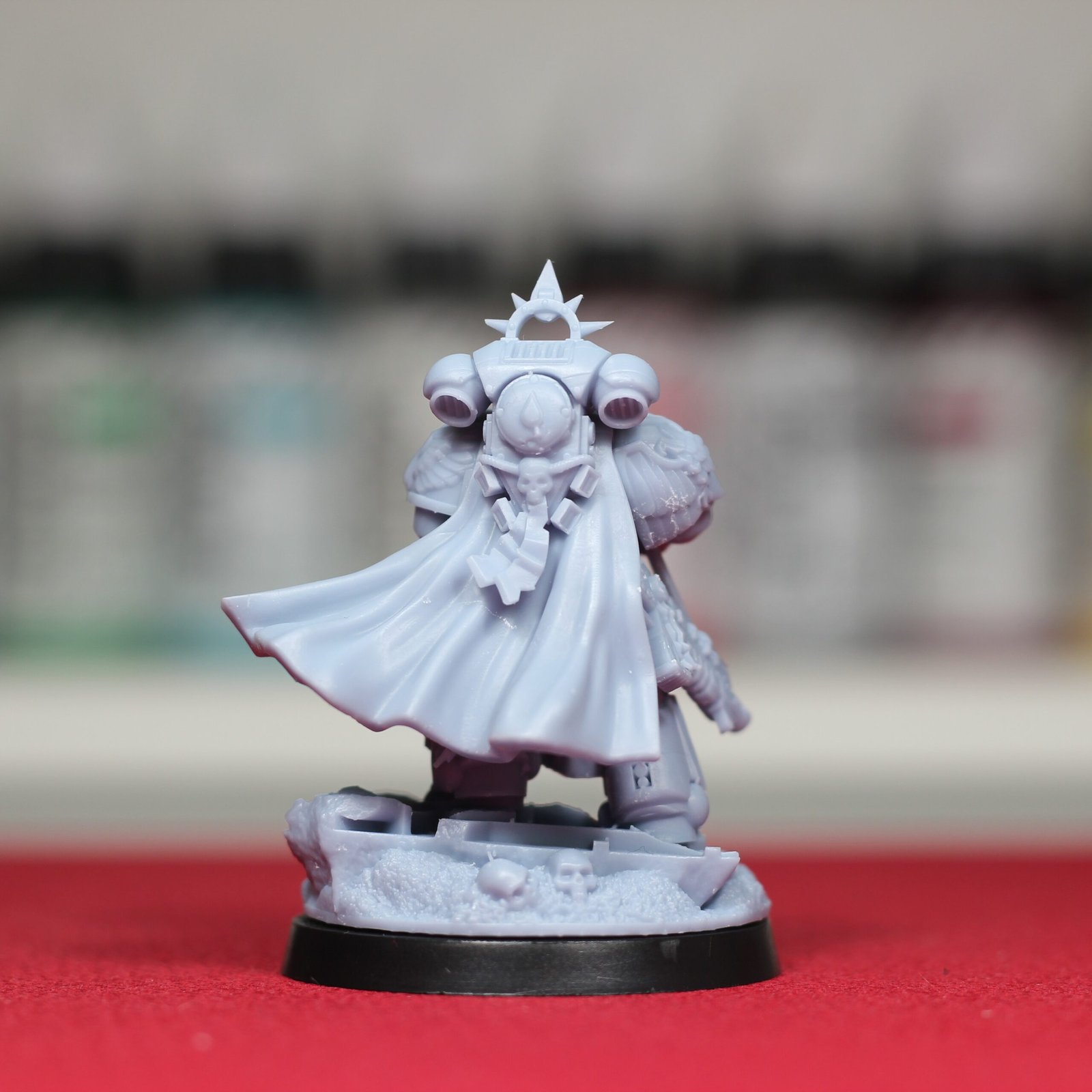 Capitán Blood Angels con armadura roja en Warhammer 40K