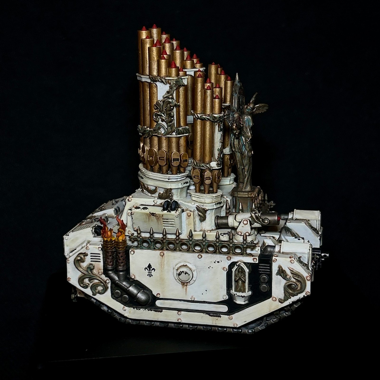 Vehículo Exorcista de las Hermanas de Batalla con iconografía del Imperio