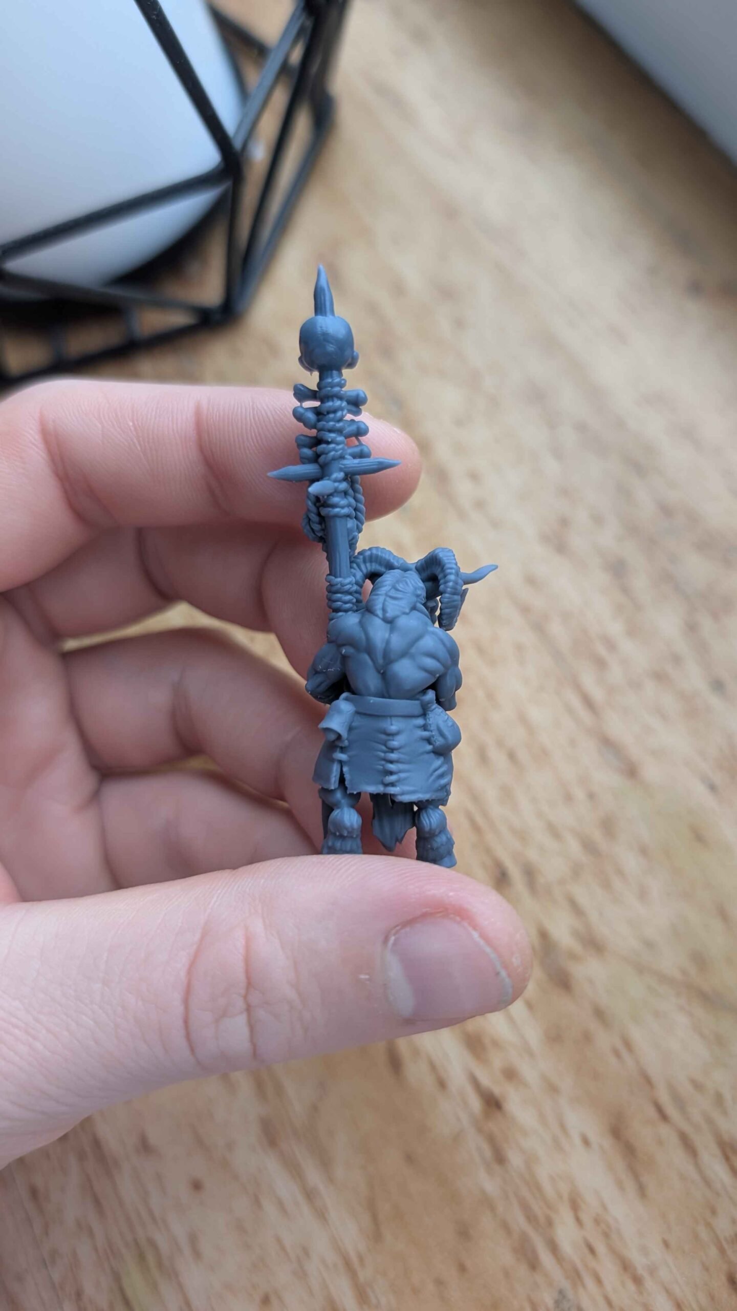 Chamán Hombres Bestia miniatura de espaldas